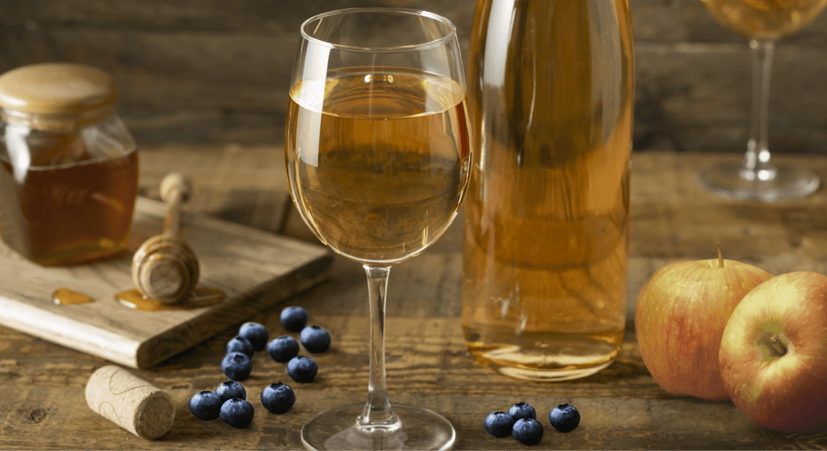 Mead with apples, honey and blueberries